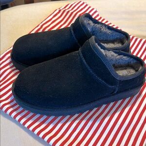 UGG slipper shoe- black- NEW size 8 /39